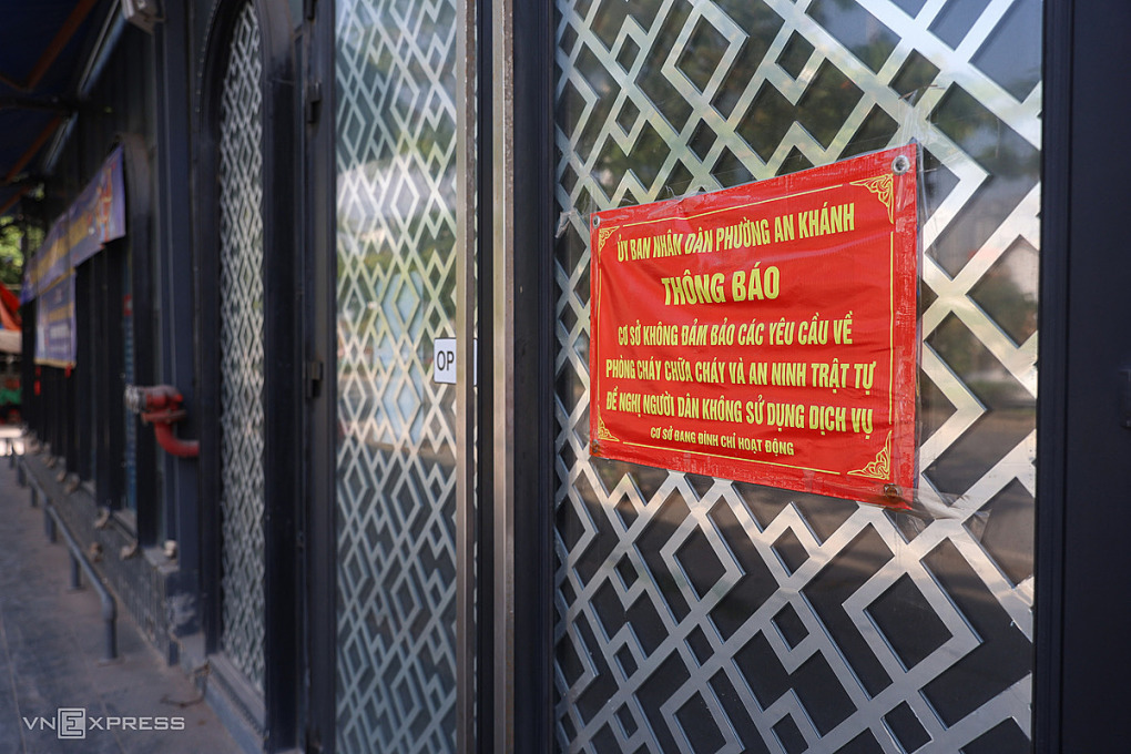 Một cơ sở karaoke trên đường Trần Não, TP Thủ Đức, chưa đủ điều kiện về phòng cháy, tháng 3/2023. Ảnh: Quỳnh Trần